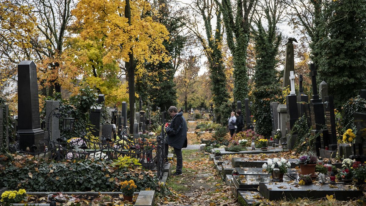 Pardubické hřbitovy hlídají v období Dušiček strážníci na koních